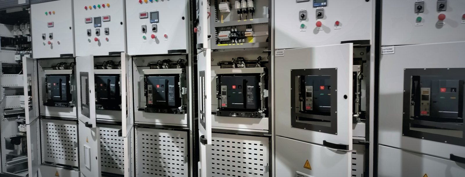 Lineman 4000A low voltage switchgear line-up with air circuit breaker incomer