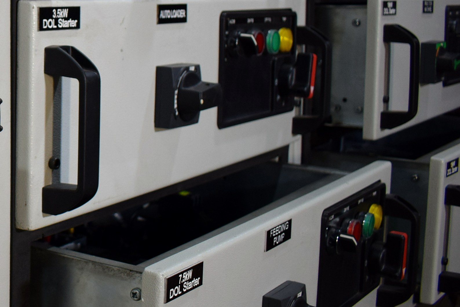 MODU DRAW motor control centre with one withdrawable starter module pulled out